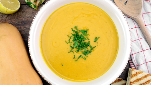 Delicious pumpkin soup with cheesy garlic crunchies