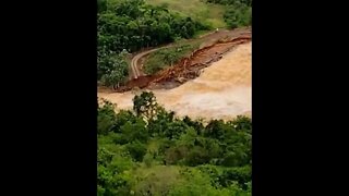Vídeo mostra água passando por cima da barragem da PCH Cantu 2