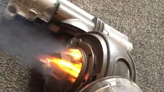 Son aspirateur crache des flammes!