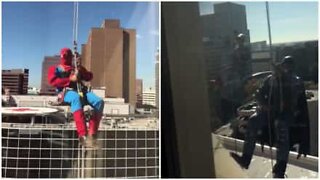 Super-heróis limpam janelas de hospital nos EUA