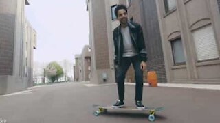 Il se filme sur sa longboard avec un drone