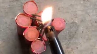 Ce novice en feu d'artifice se fait peur!