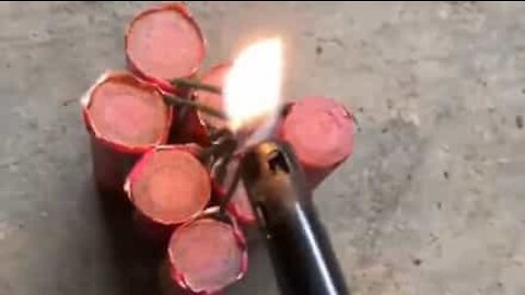 Ce novice en feu d'artifice se fait peur!