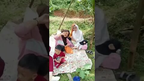 Liburannya di kebun saja guys