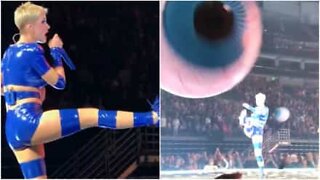 Katy Perry råkar sparka en boll i ett fans ansikte!