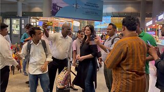 Zareen Khan को देख Mumbai Airport पर लगा Fans का मेला, सेल्फी के चक्कर में परेशान हुई Actress❤️😍🔥