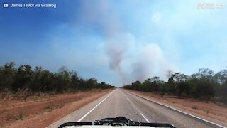 Cet automobiliste a filmé un tourbillon de poussière sur la route