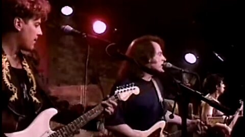 TOMMY JAMES & THE SHONDELLS - I THINK WE'RE ALONE NOW - Live