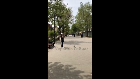 Kherson, a girl sings a song in Ukrainian