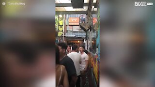 Essayant de s'incruster dans un bar, il chute au pire moment