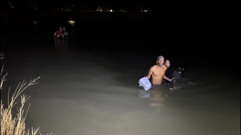 Migrants Pour Into Texas - Ivory Reports From Mexico Border