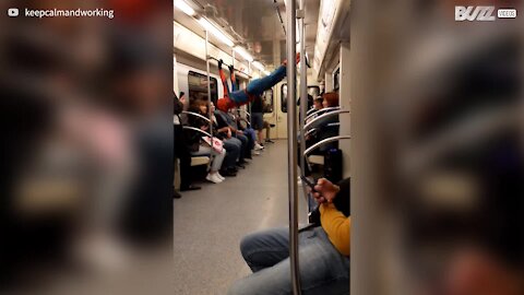 Spider-Man divertit les passagers du métro