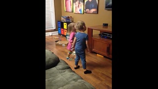 4-year-old twins have living room dance party