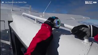 Trêm amigos realizam skydive...agarrados uns aos outros!