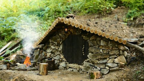 Built the hobbit house in the forest | Bushcraft solo