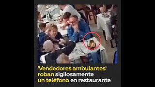 Fingen ser vendedores ambulantes y se llevan el teléfono de un comensal sin que nadie se percate