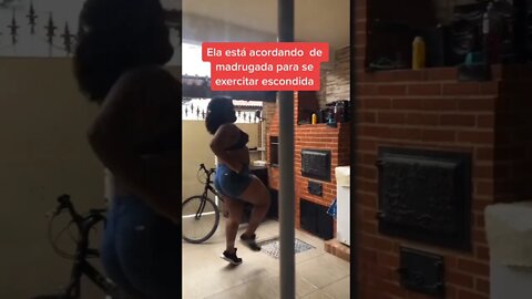 ELA ESTÁ ACORDANDO DE MADRUGADA PARA SE EXERCITAR ESCONDIDA... #Shorts