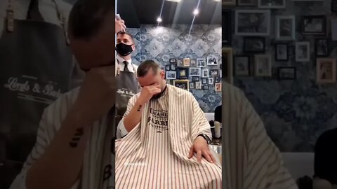 A Spain barber shaved his head to support his friend who is currently undergoing cancer treatment❤️🙏