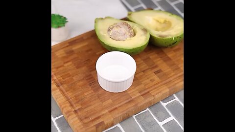 Extracting avocado oil