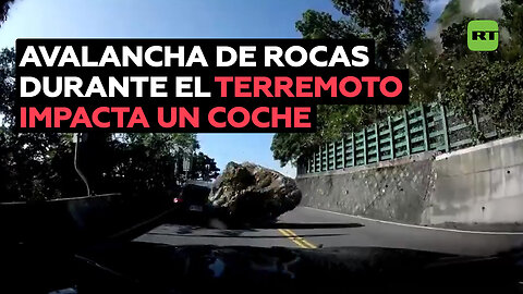 Roca gigante impacta un coche en plena carretera durante el terremoto en Taiwán