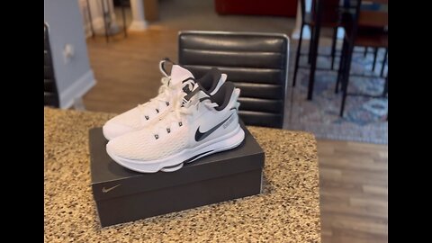 I’m a sneaker 👟 head series. Lebron Witness V white/black.