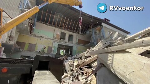 Ukrainian Forces Shelled A Hospital In The DPR, Burying People Under The Rubble!
