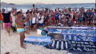 Hinchada de Talleres en la playa de Copacabana un día antes del partido contra Flamengo