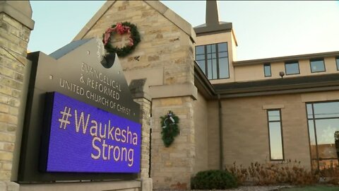 'Waukesha Strong' on full display at 2022 Christmas Parade