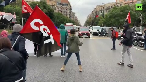 Trabalhadores dos correios protestam e bloqueiam o tráfego em Barcelona#news #brasil #noticias #noti