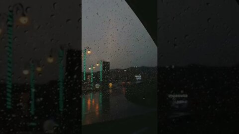 Chuva na janela do carro 🌧️🚗