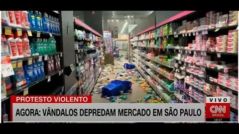 Vândalos depredam supermercado do Carrefour depois de manifestação em SP