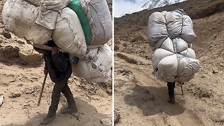 Sherpa carries over 80kg on his back