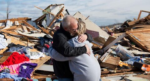 Devastadores tornados dejan más de 80 muertos en Estados Unidos