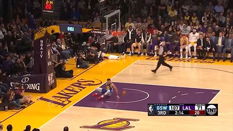 NBA Player Curry Slips And Get Embarrassed In Front Pf The Whole Stadium