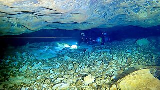 Underwater cave diving in Blue Hole Spring (Ichetucknee Springs, Florida)