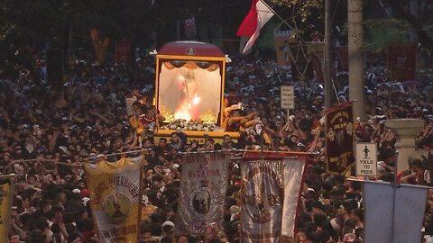 Philippine Catholics swarm Christ icon in mass parade