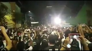 Torcida do Galo cantando música do Vasco