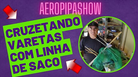 Cruzetando armação de pipa com linha de saco que é feito com fio de RÁFIA.