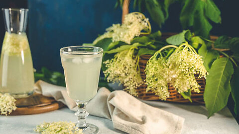 The Floral Fizz: Make This Sparkling Pear & Elderflower Cooler