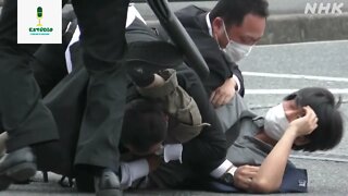 Momento em que Shinzo Abe é atingido pelo primeiro tiro. Um homem de 40 anos foi preso.