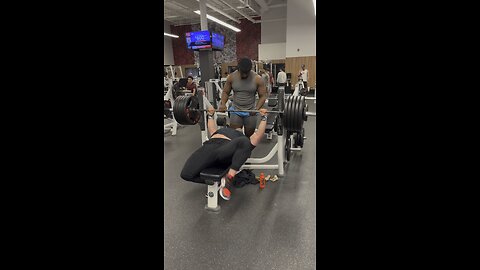 Bench Pressing 500 SOILD ASS POUNDS