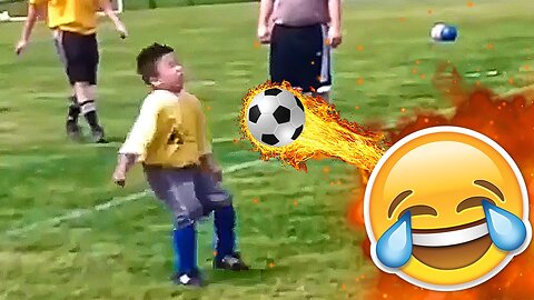 BEST FOOTBALL VINES FAILS SKILLS GOALS!!