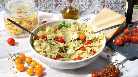 Make it for Memorial Day. Caprese Pasta Salad with an Easy Homemade Pesto.