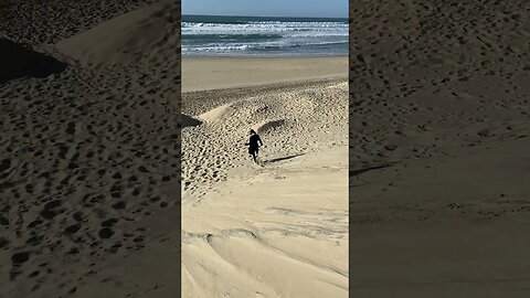 E o resultado disso é o tênis cheio de areia! 😂#curiosidades #incrível #praia