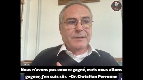 Christian Perronne prend la parole devant Ron Johnson dans la salle JFK