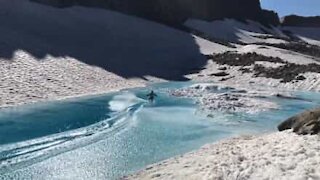 Attraversa la fonte della giovinezza in snowboard!