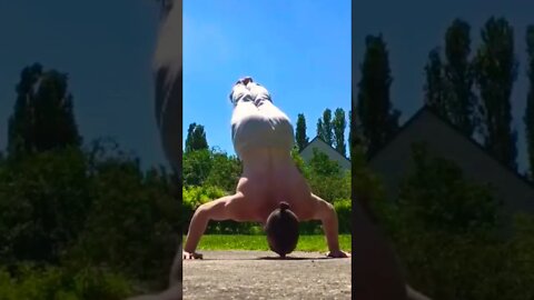 WIDE HANDSTAND PUSHUPS FEATURING THE TOP KNOT 🔥💪🏼
