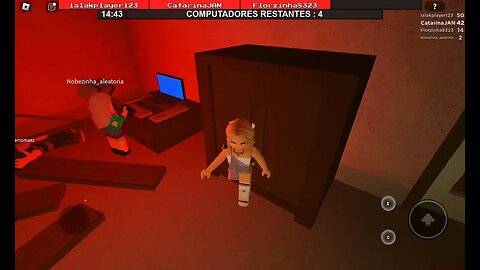 Catarina e Erick jogando Flee the Facility em 04.11.2023