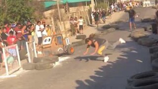 Senhora tenta salvamento em corrida de carros loucos