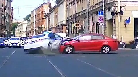 Two cars simultaneously crash into a police car making a U turn!